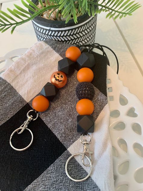 Halloween Beaded Keychains, Halloween Keychains Diy, Lanyard Ideas, Polymer Canes, Teacher Graduation, Wood Beads Diy, Beaded Designs, Halloween Craft Projects, Bead Making