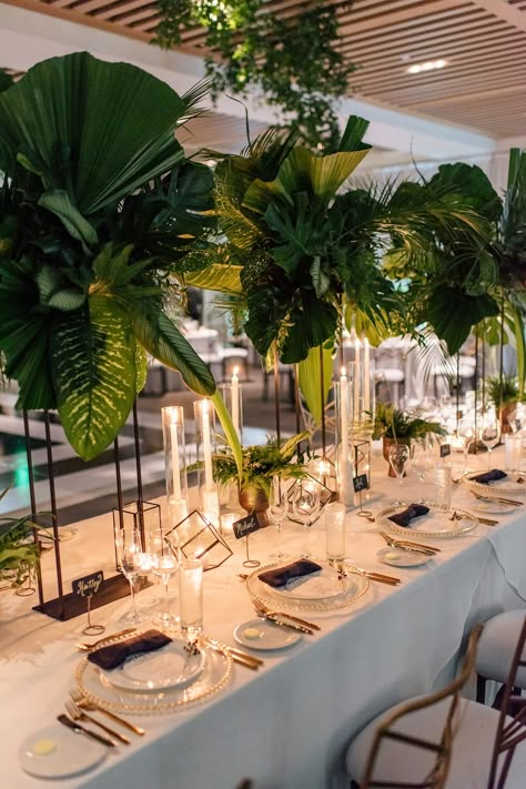 Tropical Wedding Decor, Function Hall, Tree Furniture, Epic Wedding, Havana Nights, Restaurant Table, Tropical Party, Salou, Tropical Theme