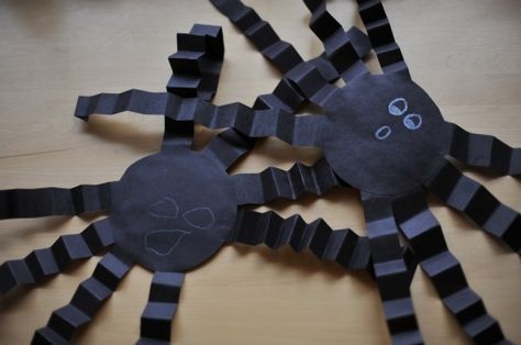 folded construction paper spiders Spider Crafts, Construction Paper Crafts, Easy Halloween Crafts, Halloween Crafts For Kids, Theme Halloween, Halloween Paper, Construction Paper, Halloween Celebration, Easy Paper Crafts