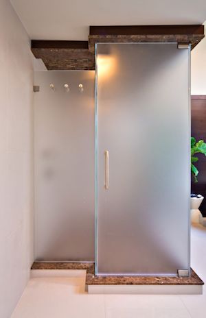 Leer glasetsen bij de WonderWerkplaats http://www.wonderwerkplaats.nl/glasetsen Frosted Shower Doors, Bathroom Window Privacy, Makeover Kamar Mandi, Glass Shower Door, Frosted Glass Door, Frosted Windows, Window Privacy, Privacy Glass, Bathroom Windows