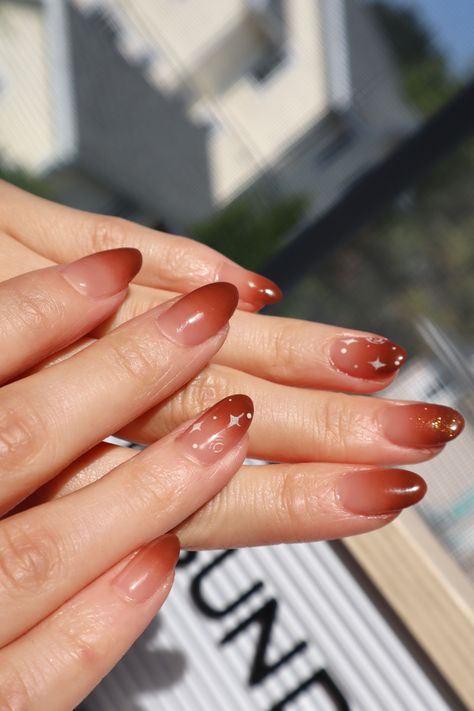 Minimal Ombre Nails, Gel Nail Designs Ombre French Tips, Ombre Gel Extension Nails, Nail Extension Designs Ombre, Gel Nails Without Extension, Brown Nail Ombre, Nail Red Ombre, Terracotta Ombre Nails, Nails Without Extensions