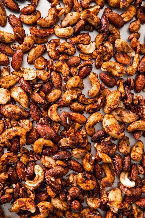 Cinnamon Spiced Nuts Thing To Bake, Spiced Nuts Recipe, Wyse Guide, Christmas Appetizer, Holiday Appetizer, Christmas Spices, Nut Recipes, Roasted Nuts, Candied Nuts