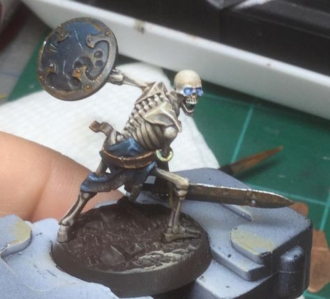 Got some solid work done on this skeleton for my Shadespire warband today and wanted to share. : ageofsigmar Zombicide Black Plague, Skeleton Warrior, Warhammer 40k Figures, Warhammer Age Of Sigmar, Painting Miniatures, Warhammer Paint, Miniature Gaming, Warhammer Aos, Dungeons And Dragons Miniatures