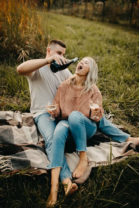 Fall Couple Photoshoot Ideas, Couple Fall Photoshoot, Engagement Announcement Photos, Wedding Fotos, Picnic Engagement, Fall Couple, Fall Engagement Pictures, Engagement Picture Outfits, Couple Photoshoot Ideas