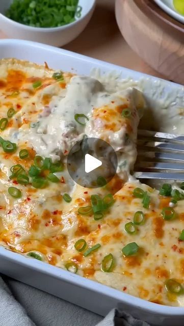 foodslover Rinaa on Instagram: "If you have a rotisserie chicken make thi..." Jalapeño Cream Cheese Enchiladas, Chicken Cream Sauce Recipes, Cream Cheese Enchiladas Chicken Easy, Chicken Enchiladas Videos, Roasted Jalapeños, White Enchiladas, Baked Chicken Alfredo, Creamy Baked Chicken, Enchiladas Chicken