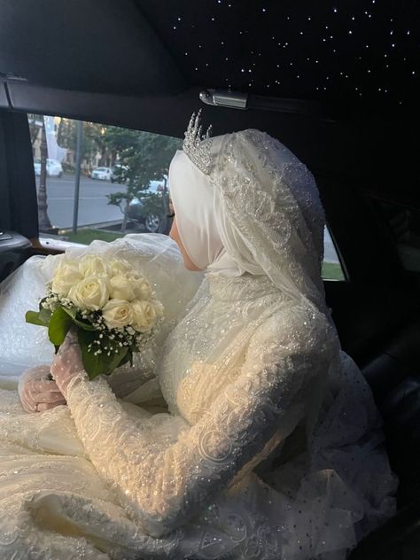 At Home Nikkah, Nikkah Dress Muslim, Hijabi Wedding Dress, Islamic Wedding Dress, Hijabi Bride, Somali Wedding, Hijabi Wedding, Triangle Love, Hijabi Brides