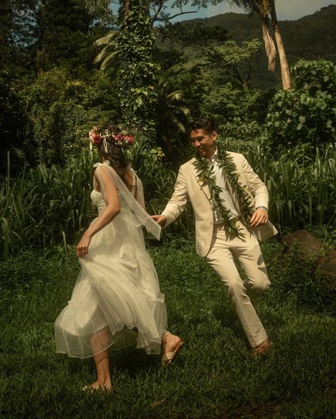 Let’s run away and get married in Hawaii… 💍🍃 Booking elopements/weddings for 2025/2026 💌 #hawaiiphotographer #hawaiiphotography #hawaiielopements #hawaiielopementphotographer #hawaiiwedding #hawaiiweddingphotographer #oahuweddingphotographer #couplephotos #hawaii #oahu #bigisland #maui #kauai Haku Lei With Veil, Private Hawaii Wedding, Vintage Hawaii Wedding, Hawaii Elopement Photography, Hawaii Wedding Photos, Hawaii Farm, Tongan Wedding, Married In Hawaii, Polynesian Wedding