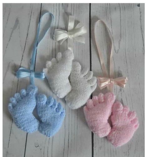 Acknowledgement; https://www.facebook.com/385239954881708/posts/2669394763132871/ Pram Charms, Knitted Baby Booties, Mary Maxim, Knitting Patterns Toys, Pattern Knitting, Haken Baby, Pattern Pictures, Pdf Knitting Pattern, Knitted Baby