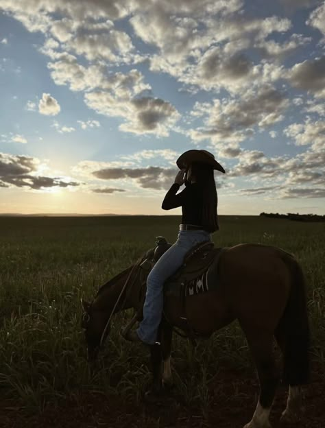 Foto Cowgirl, Cowgirl Aesthetic, Country Lifestyle, Western Aesthetic, Selfie Ideas Instagram, Horse Life, Life Goals, Horse Pictures, Dream Life