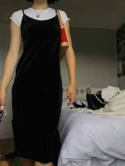 90s Inspired Dress, Black Dress Velvet, 90s Outfits Dress, Midi Dress Outfit Aesthetic, 90s Long Dress Outfit, 90s Aesthetic Dress Outfit, Black Button Down Dress Outfit, Midi Outfit Dress, 90s Midi Dress Outfit