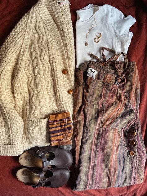 Comfy Thrift Outfits, Casual Everyday Mom Outfits, Granola Style Outfits Fall, Boho Fall And Winter Outfits, Salted Granola Fall Outfits, Cozy Knitted Sweater, Rustic Fall Outfits, Womens Granola Style, Vintage Comfy Outfit