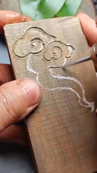 Woodworking Crafts Dremel Wood Carving Ideas Free Pattern, Wood Carving Art Sculpture, Wood Jewelry Diy, Dremel Carving, Wood Carving For Beginners, Wooden Carving, Tree Stumps, Dremel Wood Carving, Wood Carving Designs