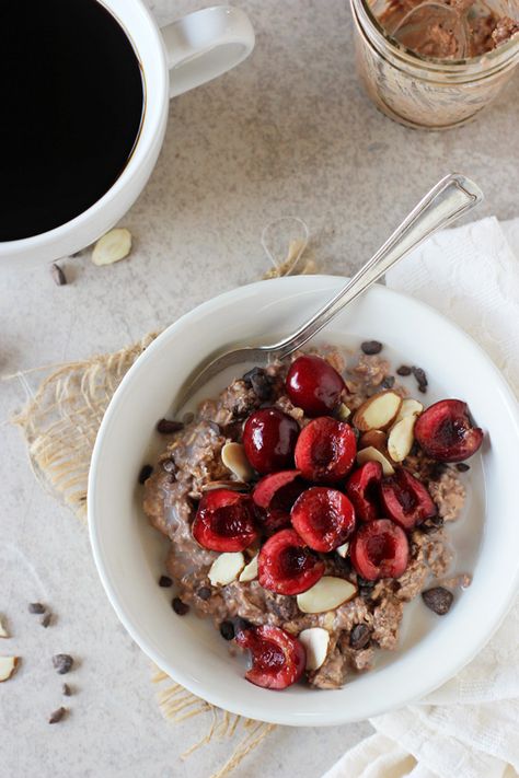 Recipe for easy and healthy chocolate covered cherry overnight oats. This make-ahead breakfast tastes like dessert and features lots of fresh cherries! Cherry Overnight Oats, Fresh Cherry Recipes, Breakfast Goals, Night Oats, Chocolate Covered Cherry, Thm Breakfast, Overnight Oats Recipe Healthy, Chocolate Covered Cherries, Oats Breakfast