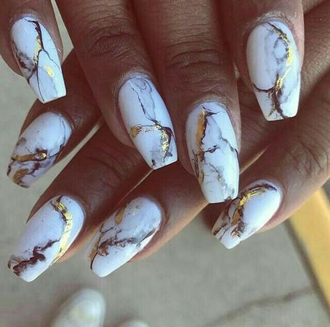 Nail Art Blanc, Nail Art Mariage, Marble Acrylic Nails, Marble Nail Designs, Nagellack Trends, Marble Nail, Marble Nail Art, Short Coffin Nails, White Nail Art