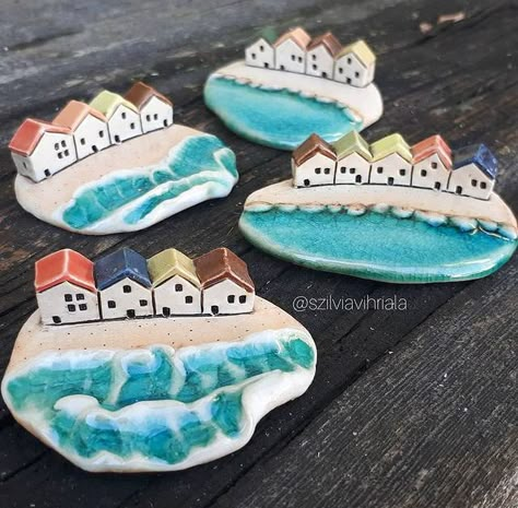 Painted Ceramic Plates, Miniature Pottery, Beginner Pottery, Pottery Houses, Keramik Design, Clay Crafts Air Dry, Hand Built Pottery, Pottery Crafts, Ceramic Houses