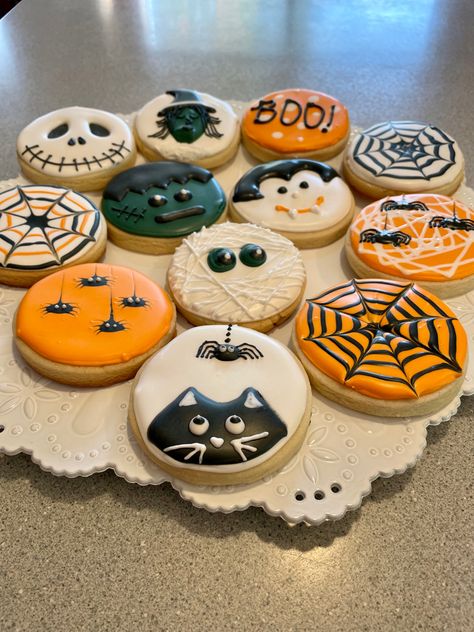 Kids Halloween Cookies Decorated, Halloween Cookie Cutouts, Circle Halloween Cookies Royal Icing, Halloween Flood Icing Cookies, Halloween Cookies Simple, Crumbl Halloween Cookies, Cookie Halloween Decorating, Cute Halloween Decorated Cookies, Halloween Frosted Cookies