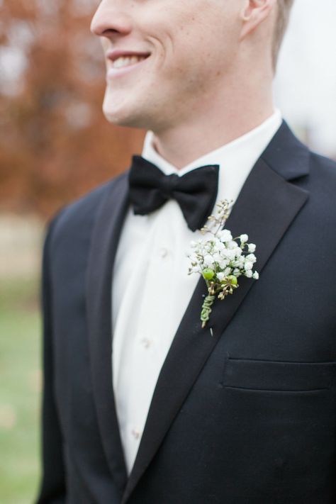 Boutonniere For Groom, Simple Boutonniere Groomsmen, Minimal Boutonniere, Bouteneire Groom, Grooms Flowers Boutonniere, Boutinere Ideas Groomsmen, Mens Boutineers Wedding, Groom Boutonniere White, Babies Breath Boutonniere