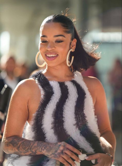 ella mai 🖤 Ella Mai Hair, Ella Mai Hairstyles, Ella Mai Tattoo, Ella Mai Wallpaper Iphone, Twitter Famous, Ella Mai, Hair Ponytail Styles, Favorite Artist, Female Celebrities