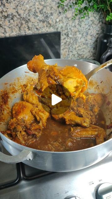 República La Gran Cocina on Instagram: "Pollo guisado el estilo dominicano 🇩🇴🇩🇴🇩🇴🇩🇴

#polloguisado #pollo #recetasdominicanas #recetas
#cebolla #ajison #ajo #tomate #ajimorron #cilantro

#republicadominicana #españa #estadosunidos #mexico #ecuador #colombia #peru 

¿Y usted le quema azúcar al pollo guisado?" Pollo Guisado Dominicano, Recetas Puertorriqueñas, Rican Food, Puerto Rican Recipes, August 9, Puerto Rican, Cilantro, Ecuador, Peru