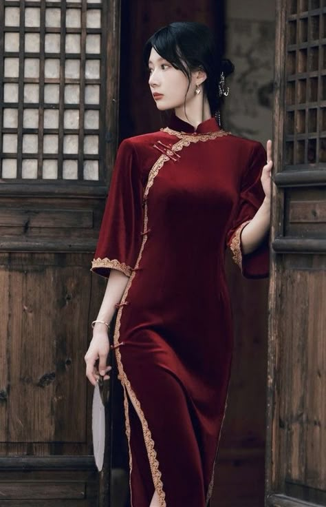 Chinese Outfits Modern, Velvet Dress Green, Old Shanghai Style, Chinese Traditional Dress Qipao, Chinese Fancy Dress, Red Qipao, Old Shanghai, Cheongsam Modern, Project Moon