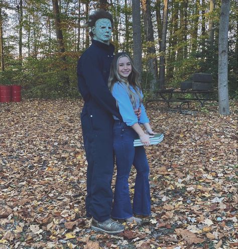 Michael Myers And Laurie Costume, Laurie And Michael Myers Costume, Micheal Myers Halloween Costumes, Classic Horror Couples Costumes, Lori Strode Halloween Costume, Laurie Strode Outfit, Villan Costume Couples, Michael Meyers Couple Costumes, Michael Myers Costume Couple