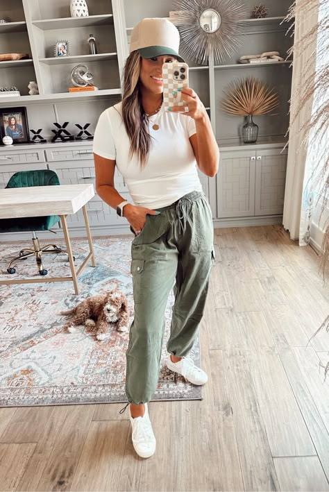 Green Jogger Cargo Pants Outfit, Cute Casual Jogger Outfit, Cool Rainy Day Outfit Summer, Green Jogger Pants Outfit Women, Women’s Cargo Jogger Outfits, Green Cargo Joggers Outfit Women, Summer Zoo Outfit Casual, Women’s Joggers Outfit, Summer Joggers Outfit Women