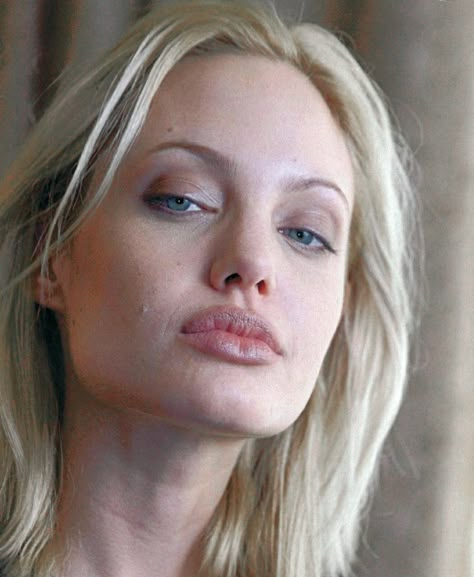 Angelina Jolie Blonde, Angelina Jolie Eyes, Darker Makeup, Blond Aesthetic, Angelina Jolie Gif, Angelina Jolie Hair, Angelina Jolie Makeup, I Do Not Care, Dark Makeup