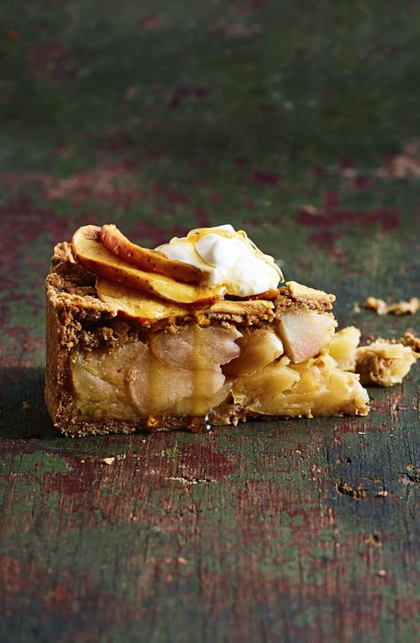 Yum! Must make! Gingerbread apple pie, great winter dessert, or maybe Christmas. December Desserts, Gingerbread Crust, Gingerbread Apple, Desserts Apple, Winter Dessert, Apple Pie Recipe, Recipes Sweet, Winter Desserts, Apple Filling