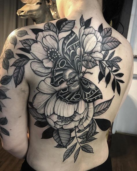 Black And White Tattoos, White Flower Tattoos, Black And White Flower Tattoo, Black Flowers Tattoo, Backpiece Tattoo, Dekorasi Halloween, White Tattoos, Back Piece Tattoo, Pieces Tattoo