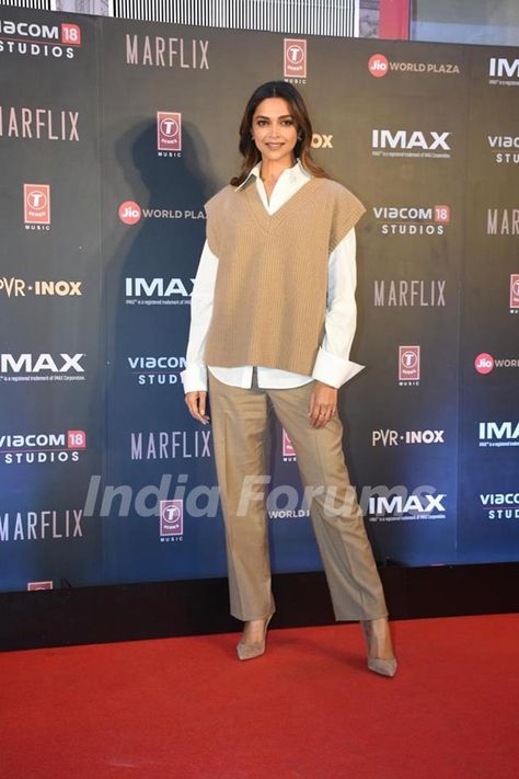 Piku Movie Outfits, Deepika Casual Outfits, Deepika Padukone Outfits, Dress Boutiques, Movie Screening, Deepika Padukone Style, Brown Hair Inspo, Celebrity Casual Outfits, Famous Dress