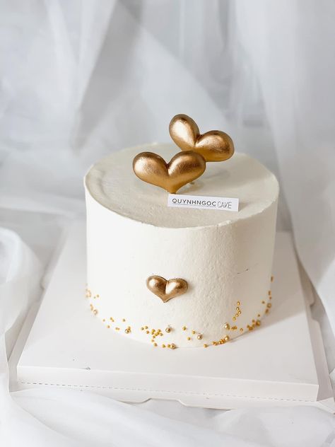 Small Wedding Anniversary Cake, Welcome Cake Design, Anniversary Cakes Designs, Anniversary Mini Cake Ideas, Mini Anniversary Cakes, Small Cute Anniversary Cake, Elegant Anniversary Cakes, Gold Cake Design Birthday, Latest Anniversary Cake Designs