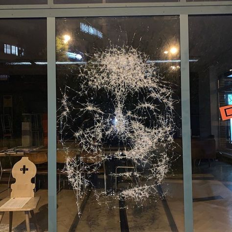 Natalia Klevaia on Instagram: “Via: @inside19.11 👈 . by Simon Berger 🎨 Some would argue that art can only emerge from the destruction of the familiar. For the Swiss…” Simon Berger, Glass Portrait, Smash Glass, Glass Panes, Wall Drawing, Shattered Glass, Broken Glass, Graffiti Lettering, Create Art