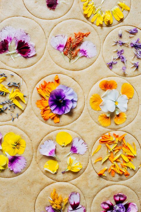 Fruits Carving, Vegan Shortbread Cookies, Vegan Shortbread, Flowers Recipes, Edible Flowers Recipes, Flower Recipes, Spring Menu, Spring Desserts, Desserts Vegan