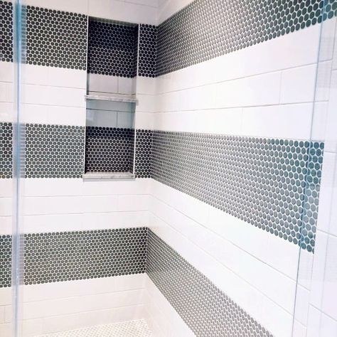 Subway Tile Shower Ideas, Subway Tile Shower Designs, Subway Tile Ideas, Black And White Bathroom Ideas, White Bathroom Ideas, Subway Tile Showers, Tiny Bath, Black And White Bathroom, Striped Tile