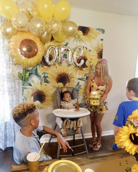 Sunflower One Year Old Party, 1st Birthday Sunflower Theme, Sunflower First Birthday Party, Sunflower 1st Birthday Party Girl, Sunflower First Birthday Girl, Sunflower Themed Birthday Party, Sunflower 1st Birthday, Sunflower First Birthday, Sunflower Birthday Party