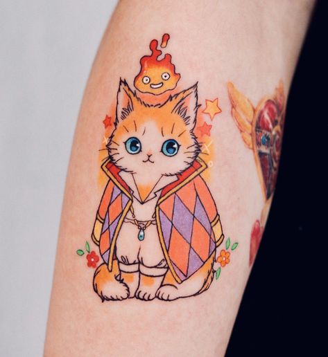 Yakuza Style Tattoo, Howl's Moving Castle Tattoo, Tatuaje Studio Ghibli, Kitten Tattoo, Studio Ghibli Tattoo, Castle Tattoo, Ghibli Tattoo, Small Flower Tattoos, Kawaii Tattoo