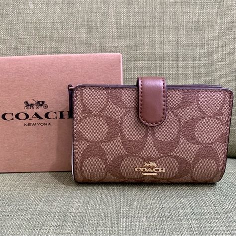 COACH Medium Corner Zip Wallet in Signature Canvas (Khaki/Saddle 2) Window Snap, Coach Wallets, Inside My Bag, Luxury Bags Collection, Cute Wallets, Girly Bags, Bags Coach, Coach Wallet, Fancy Bags