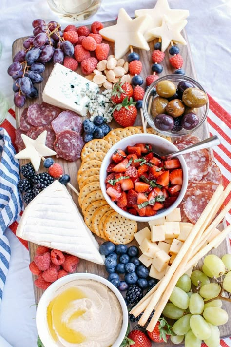 Red, White and Blue Patriotic Cheeseboard | 4th of July party ideas, 4th of July desserts and more from @cydconverse Patriotic Food, 4th Of July Desserts, Fourth Of July Food, Fourth Of July Decor, 4th Of July Celebration, Recipe Roundup, Pinot Grigio, 4th Of July Party, Food Platters