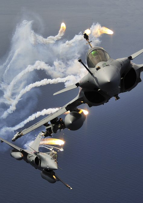 A French air force Rafale from the Hunting Tiger Silver Coast squadron launches anti-missile flares during a training mission. Dassault Aviation, Delta Wing, Airplane Fighter, Indian Air Force, Military Jets, Aviation Photography, Military Life, Aircraft Design, Air Show