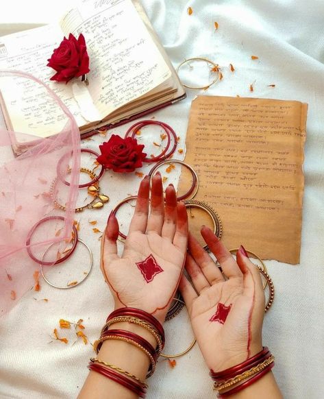 Mehndi Tattoo Designs, Desi Look, Self Photography, Very Simple Mehndi Designs, Bengali Bride, Pretty Henna Designs, Beautiful Mehndi, Mehndi Tattoo, Indian Photoshoot