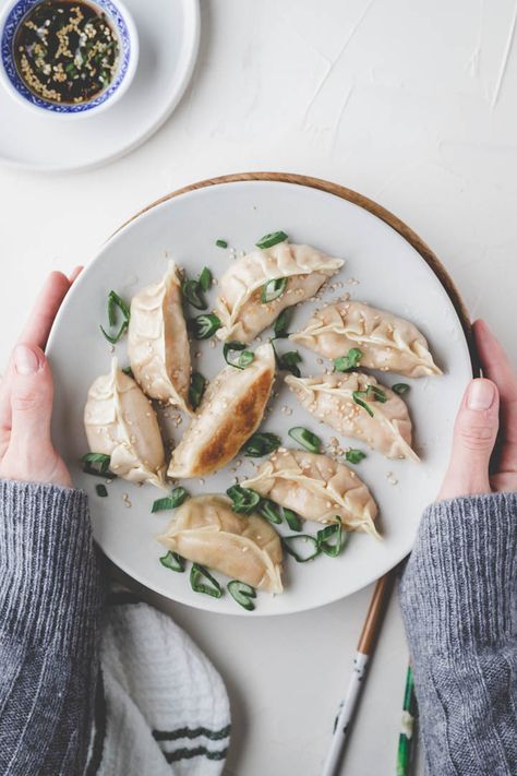 Vegan Dumplings with Tofu (Gyoza): These vegan dumplings are filled with Asian seasoned tofu and vegetables and should be enjoyed with the traditional dumpling dipping sauce. One of the best gyoza recipes ever - and I will teach you how to make them! Tofu Japanese, Vegan Gyoza, Vegetarian Dumplings, Seasoned Tofu, Japanese Gyoza, Vegetarian Dumpling, Dumpling Dipping Sauce, Apple Dumpling Recipe, Vegan Dumplings