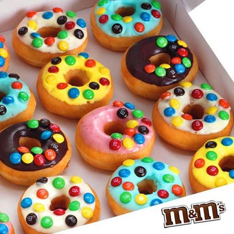 Lovely M&M Donuts Mmmm Baby Corsage, Theater Lighting, Twins Party, Birthday Donuts, Candy Drinks, Cookie Cake Recipe, Circus Birthday, Mini Donuts, Donut Glaze