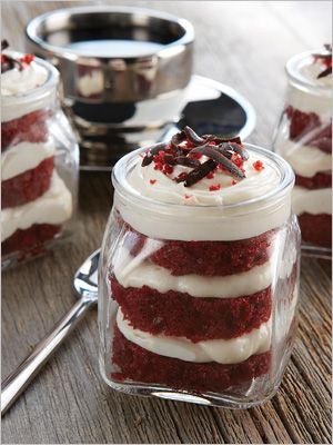 sweat mash-up trend Mason Jar Deserts, Red Velvet Wedding Cake, Mason Jar Desserts, Red Velvet Cheesecake, Cake In A Jar, Mini Mason Jars, Dessert In A Jar, Mason Jar Meals, Meals In A Jar