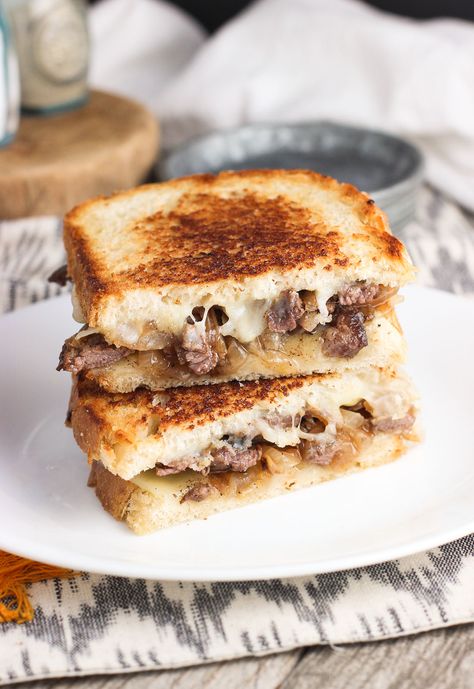 Two halves of a cheesesteak panini stacked on top of one another on a plate. Panini Recipes Healthy, Best Panini Recipes, Panini Press Recipes, Panini Ideas, Chicken Pesto Panini, Sandwich Press, Cheese Panini, Grilled Sandwiches, Panini Sandwich