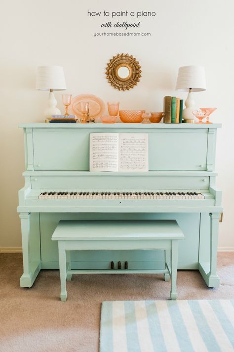 How to paint a piano with chalkpaint Whimsical Living Room, Blue Piano, Painted Pianos, Not Musik, Old Pianos, Piano Room, Nordic Interior, Chalk Paint Furniture, Paint Furniture