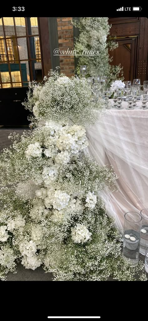 Floofy Wedding Dresses, Hydrangea Staircase Wedding, Gipsophyla Wedding, Wedding Gipsofila, White Hydrangea Wedding Florals, Round Table With Runner Wedding, Baby’s Breath Aisle, Baby’s Breath Wedding Centerpiece, Babys Breath Wedding Florals