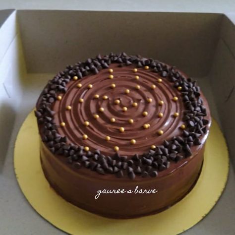 Chocolate Truffle Cake Chocolate Truffle Cake Decoration, Chocolate Chip Cake Design, Chocolate Chip Cake Decoration, Truffle Cake Decoration Ideas, Choco Chips Cake Design, Small Chocolate Cake Design, Simple Chocolate Truffle Cake Design, Choco Truffle Cake Designs, Simple Chocolate Cake Designs Birthday