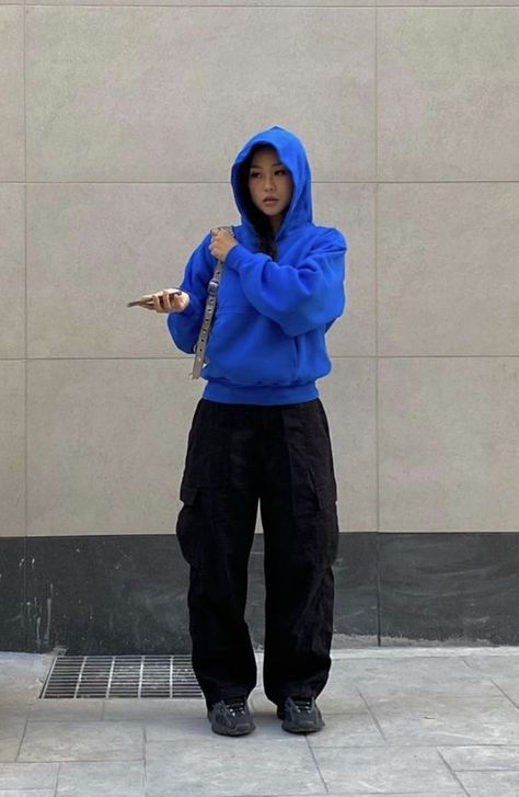 Airpods Pro Max Aesthetic Outfit, Aesthetic Outfit For School, Blue And Black Outfit, Blue Hoodie Outfit, Street Wear Aesthetic, Outfit Inspo Aesthetic, Outfit For School, Tomboy Style Outfits, Streetwear Fashion Women