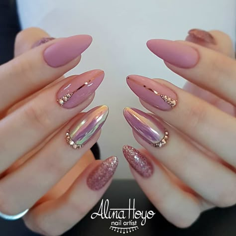 Diseños de uñas metálicos que serán tendencia en Navidad Nail Art Chrome, Soft Pink Nails, Mauve Nails, Unghie Sfumate, Nails Design With Rhinestones, Super Nails, Coffin Nails Long, Nails Polish, Pink Nail Designs