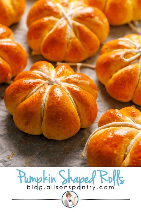 Rolls That Look Like Pumpkins, Pumpkin Shaped Dinner Rolls Easy, Thanksgiving Buns, Pumpkin Bread Rolls Recipe, Pumpkin Shaped Rolls, Pumpkin Bread Rolls, Shaped Dinner Rolls, Bread Design Ideas, Dinner Rolls Easy